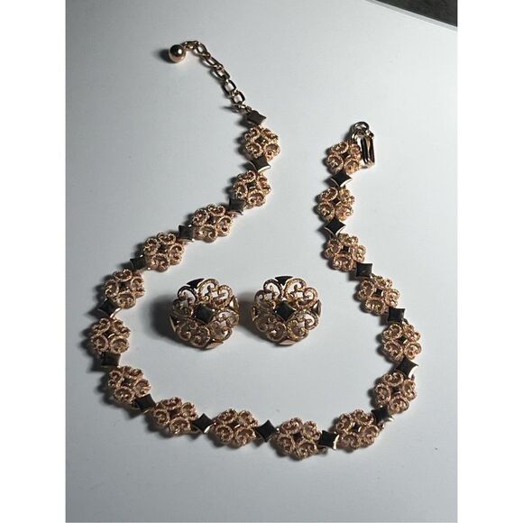 Vintage Avon Choker Necklace w/ Matching Clip On Earring Set in Brushed Goldtone - Picture 3 of 13